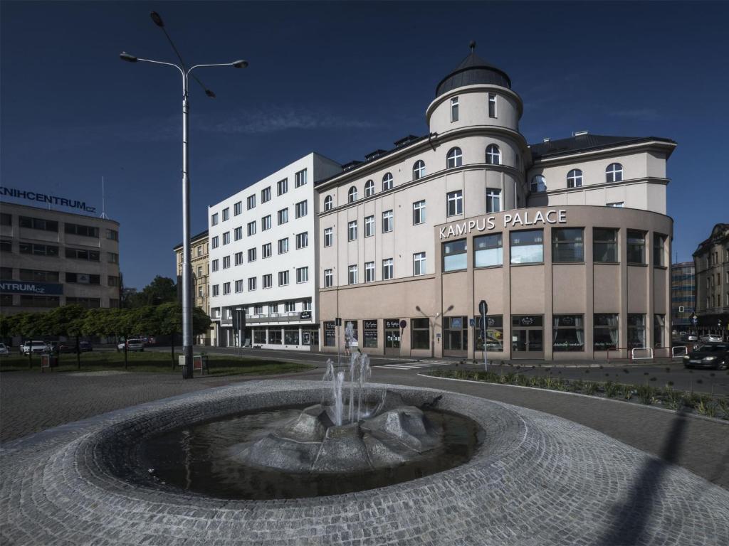 un edificio con una fuente frente a un edificio en Kampus Palace, en Ostrava
