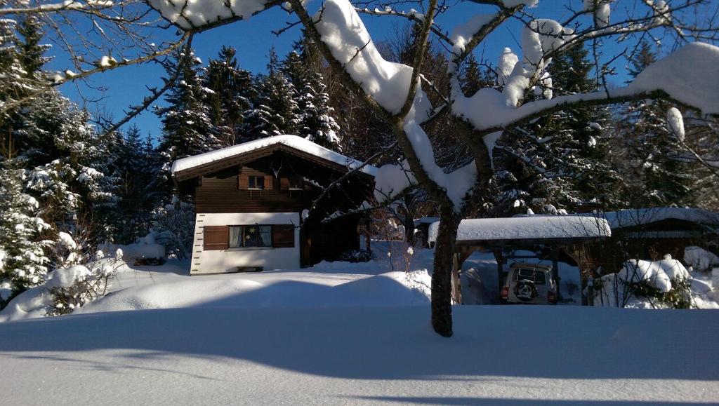 Ferienhaus Sinz v zimě