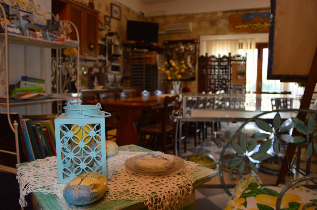 Un restaurante o sitio para comer en Guest House Al Giardino dei Limoni