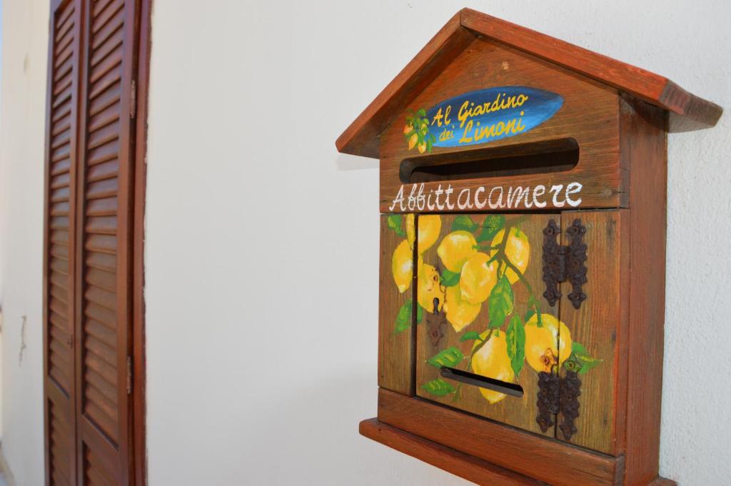 Certificado, premio, señal o documento que está expuesto en Guest House Al Giardino dei Limoni