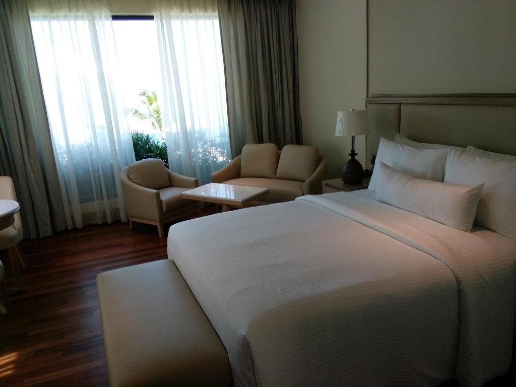 Postel nebo postele na pokoji v ubytování Royale Chulan Cherating Villa