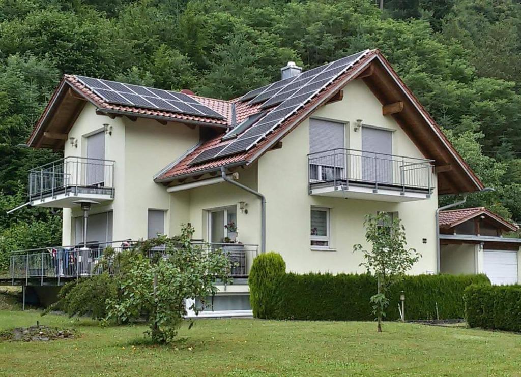 ein Haus mit Sonnenkollektoren auf dem Dach in der Unterkunft Ferienwohnung Zimmermann in Zell am Harmersbach