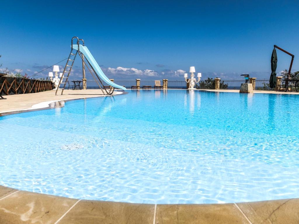 una gran piscina con un tobogán en el agua en Terrazze sul Tirreno, en Lascari