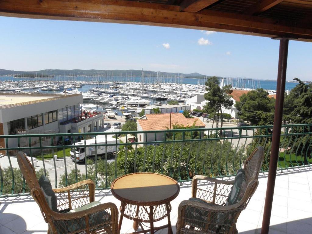 einen Balkon mit einem Tisch und Stühlen sowie Hafenblick in der Unterkunft Apartments Ivana in Biograd na Moru