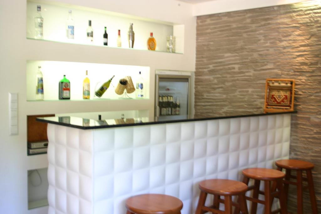 eine Bar mit Holzhockern in einem Zimmer in der Unterkunft Gasthaus Traube in Dettingen an der Erms