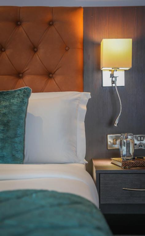 Postel nebo postele na pokoji v ubytování Grand Canal Hotel