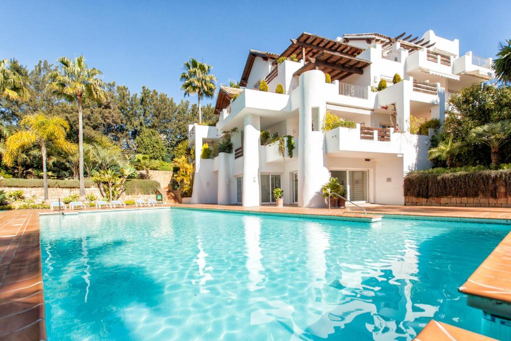 Villa con piscina frente a una casa en Hanami Alcazaba Beach Penthouse, en Estepona