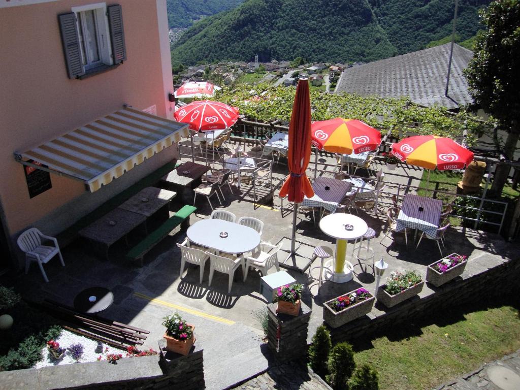 un patio con mesas, sillas y sombrillas en Ristorante Bellavista, en Santa Maria