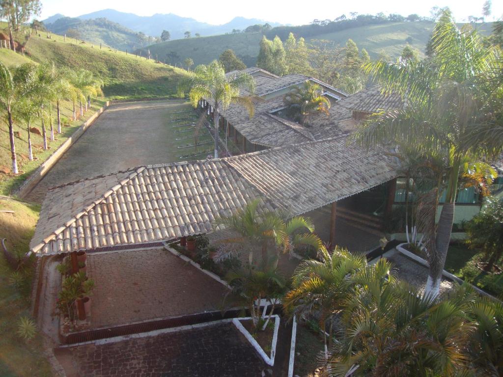 uma vista aérea de uma casa com um telhado em Pousada das Palmeiras em Camanducaia
