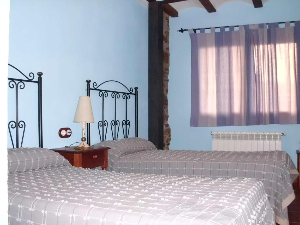 1 dormitorio con 2 camas y ventana en Tia Rulla 2, en Pina de Montolgrao
