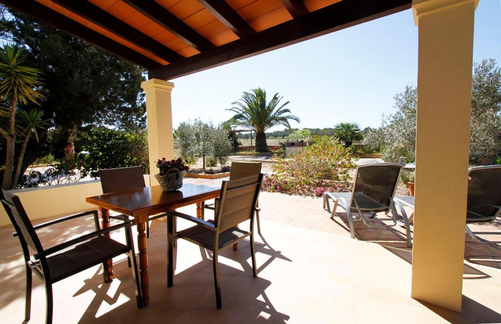 A balcony or terrace at Vivendes Adelina - Escapada Formentera