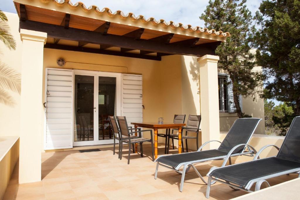 A balcony or terrace at Vivendes Adelina - Escapada Formentera