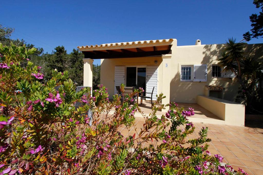 A garden outside Vivendes Adelina - Escapada Formentera