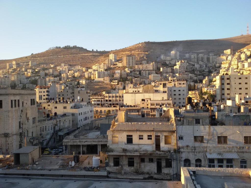 Nespecifikovaný výhled na destinaci Nablus nebo výhled na město při pohledu z hostelu