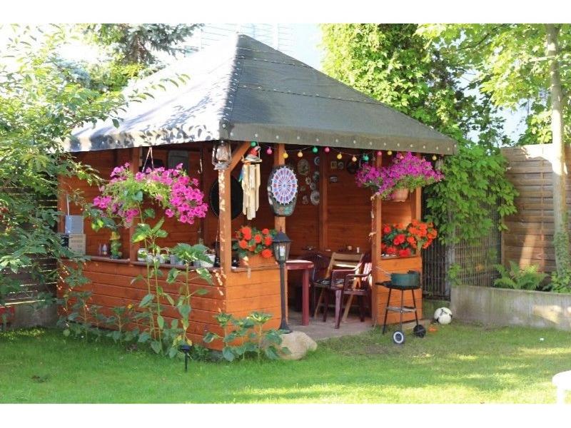 a small cabin with a table in the yard at Apartamenty Bałtyckie in Sopot