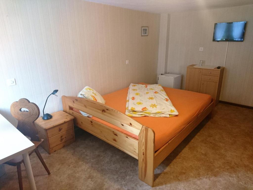 Postel nebo postele na pokoji v ubytování Gasthaus zum Ochsen