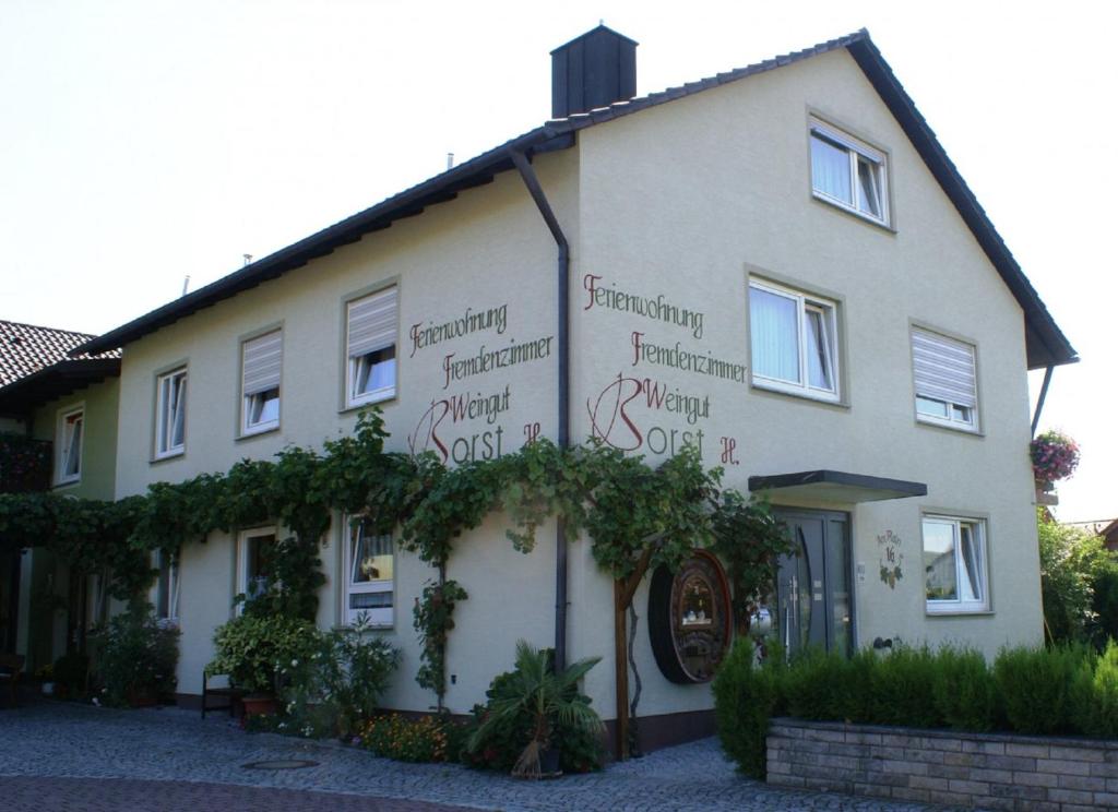um edifício com escrita ao lado em Weingut und Gastehof Borst em Nordheim