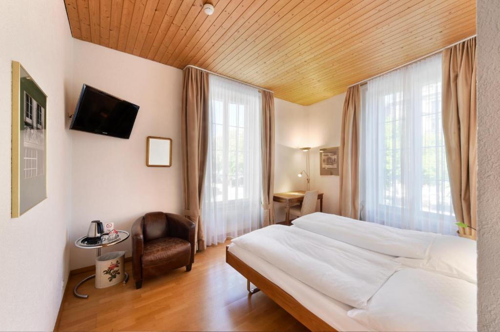 Una cama o camas en una habitación de Hotel National Bern
