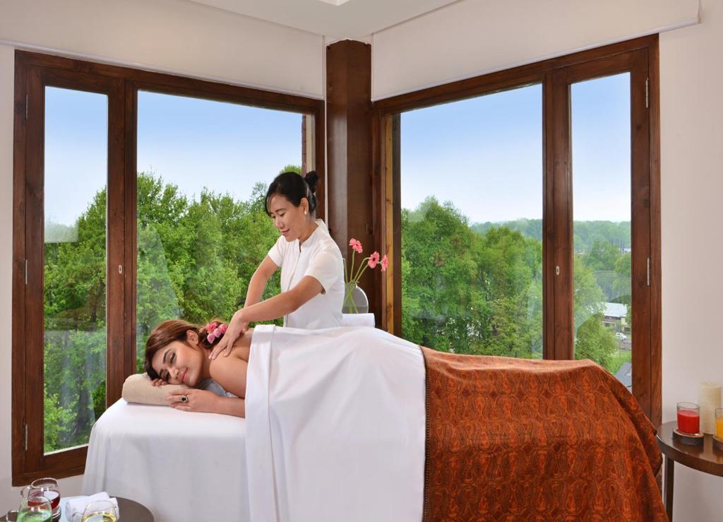 Hosté ubytování Golden Tulip Srinagar