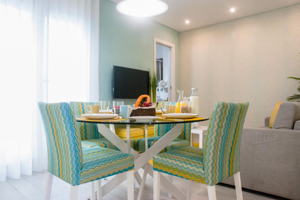 a dining room with a table and chairs at Batata - Ocean View in Nazaré