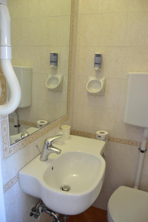 Koupelna v ubytování Hotel Apis