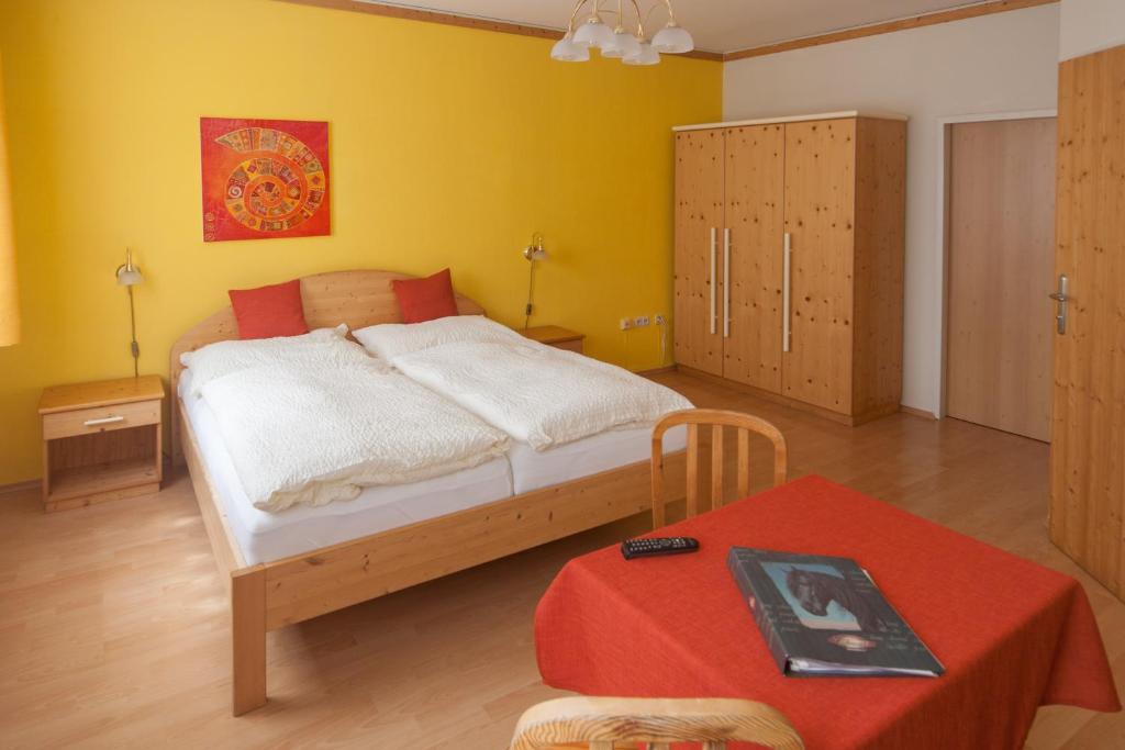 Postel nebo postele na pokoji v ubytování Pension & Reitstall Inghofer