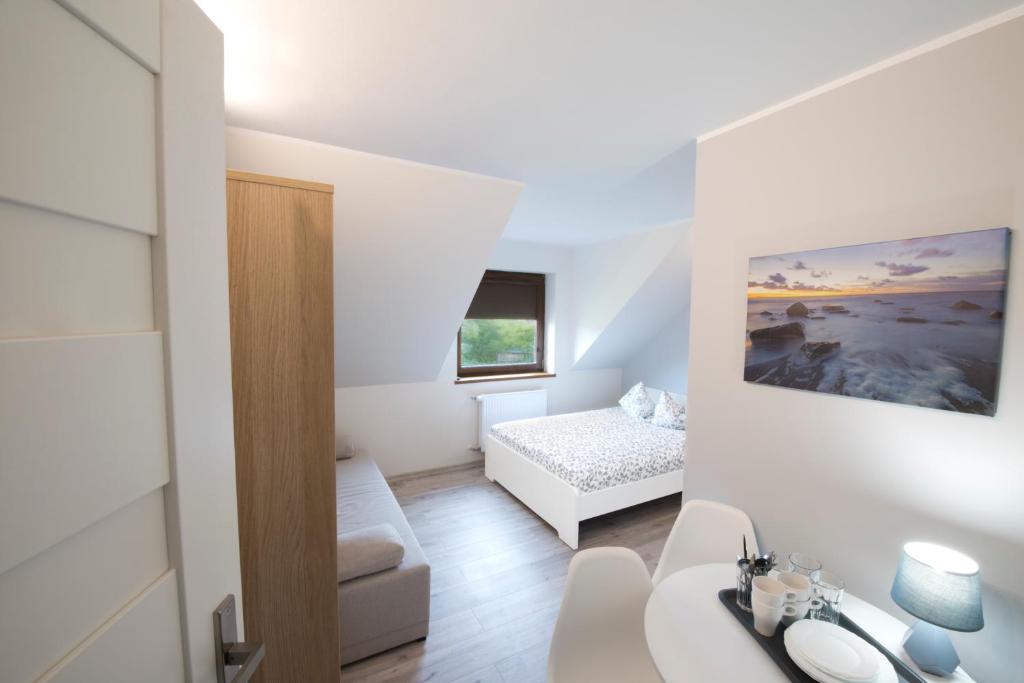 a small apartment with a bedroom and a living room at Villa Agawa in Niechorze