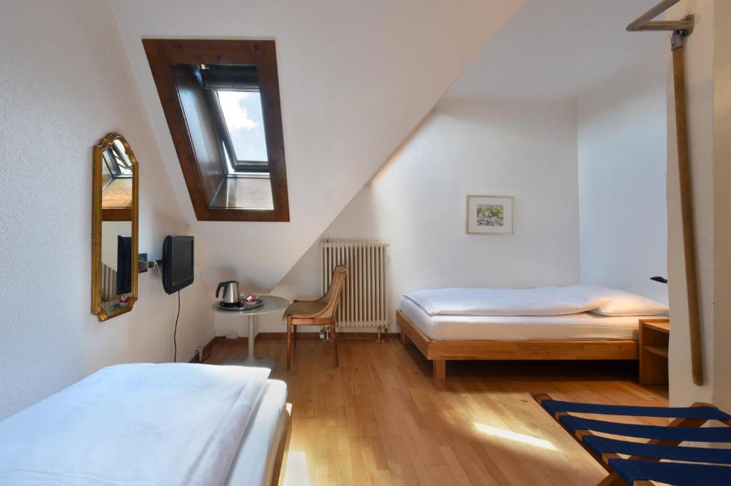 Una cama o camas en una habitación de Hotel National Bern