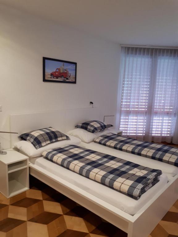 2 nebeneinander sitzende Betten in einem Schlafzimmer in der Unterkunft good bed Lotzwil in Lotzwil