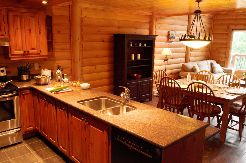 Kuchyň nebo kuchyňský kout v ubytování Selenia Lodge- Résidences et Chalets dans les Laurentides