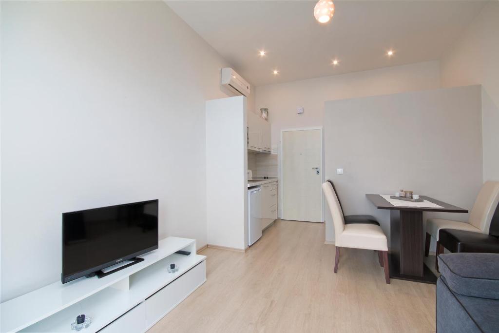Televízia a/alebo spoločenská miestnosť v ubytovaní Sea View Apartment Gin Brela