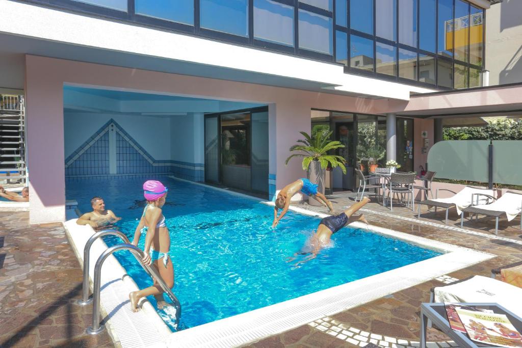 Bazén v ubytování Hotel Ambassador nebo v jeho okolí