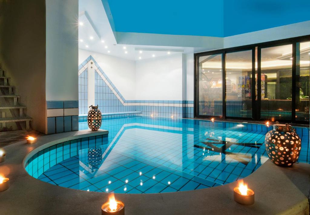 Bazén v ubytování Hotel Ambassador nebo v jeho okolí
