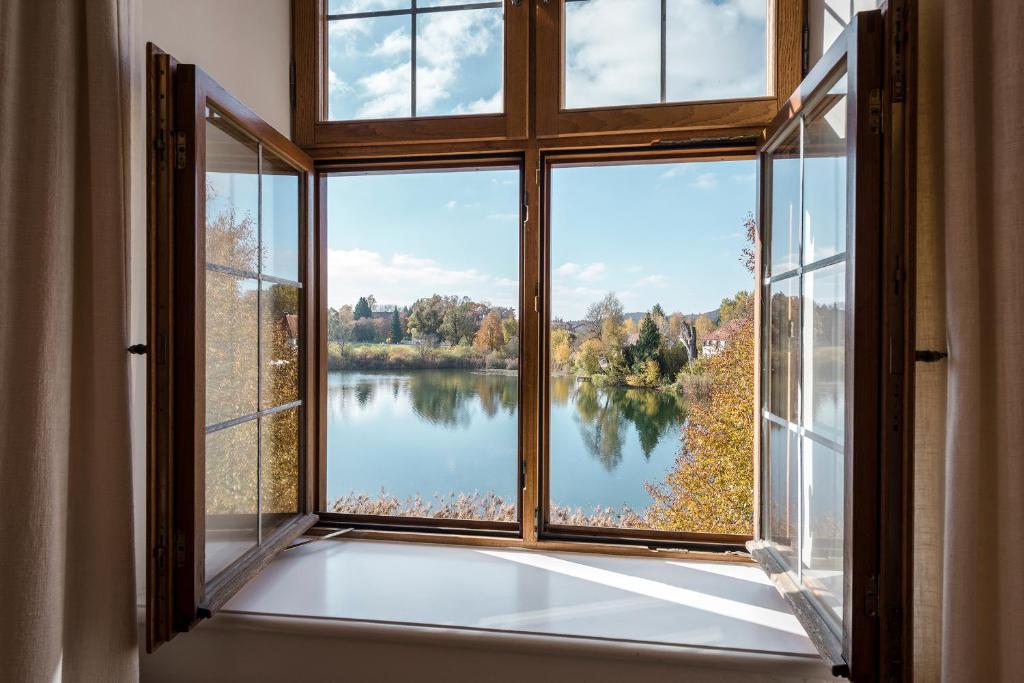 Výhled na řeku, která protéká v blízkosti hotelu
