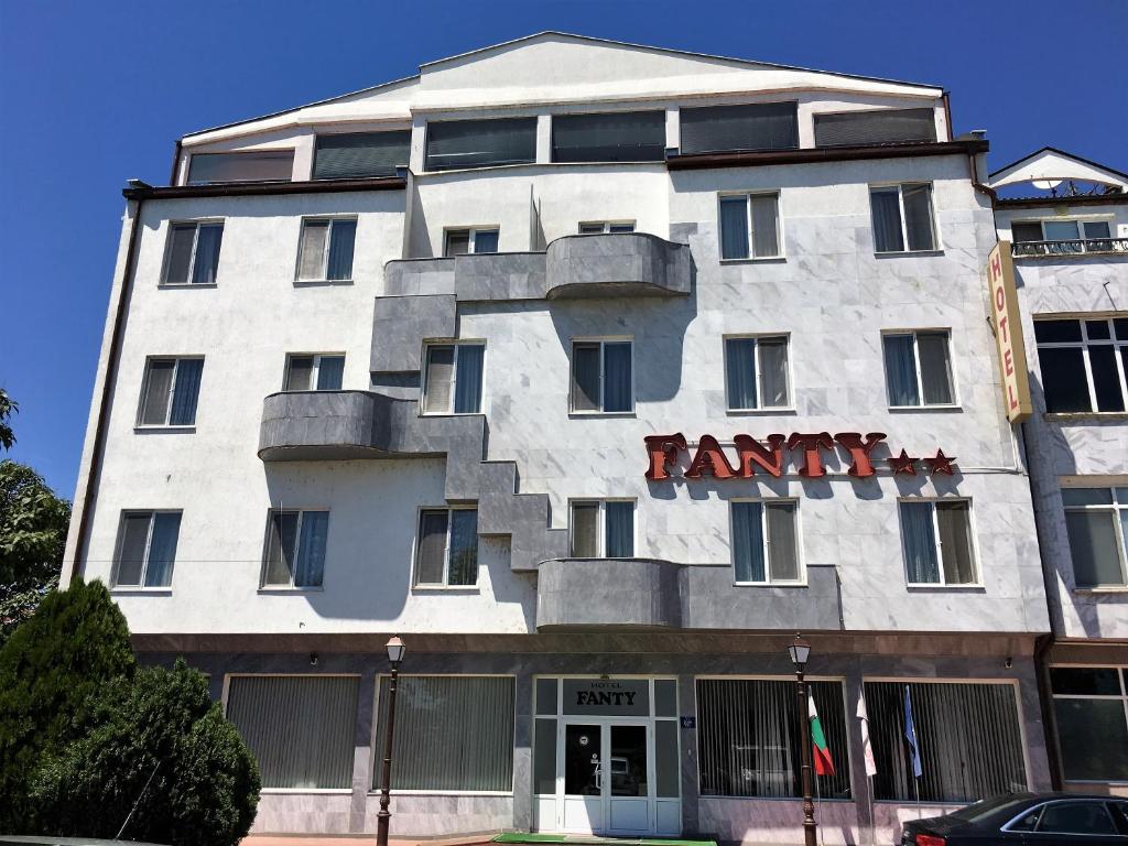 un bâtiment blanc avec un panneau Hamlin sur lui dans l'établissement Fanti Hotel, à Vidin