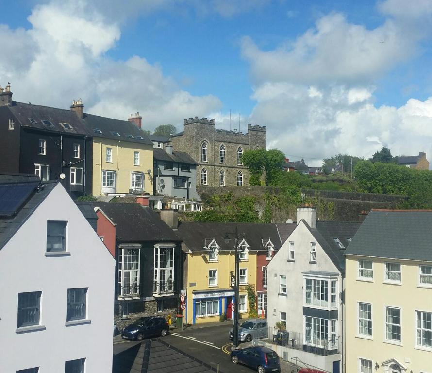 un gruppo di case in una città con un castello di Luxury Town Centre Apartment a Kinsale