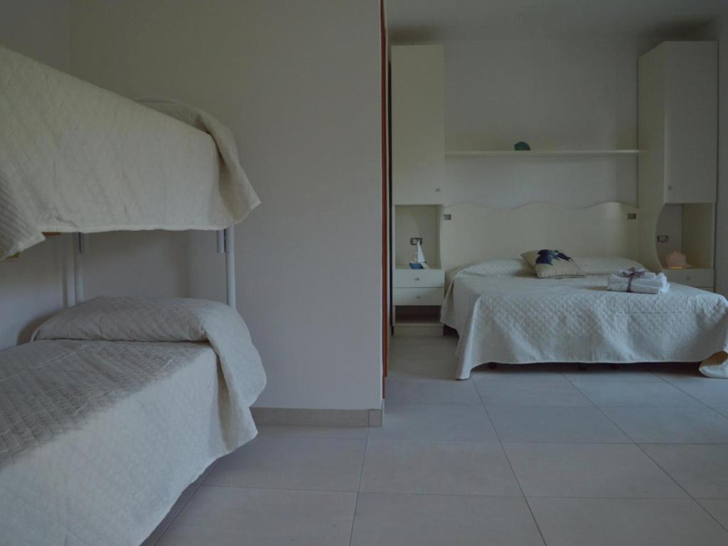 ディアマンテにあるTempio degli Deiのベッドルーム1室(ベッド2台、鏡付)