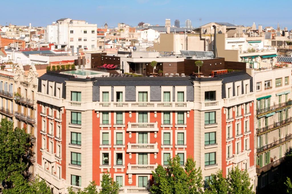 Blick auf ein Gebäude in einer Stadt in der Unterkunft The Corner Hotel in Barcelona