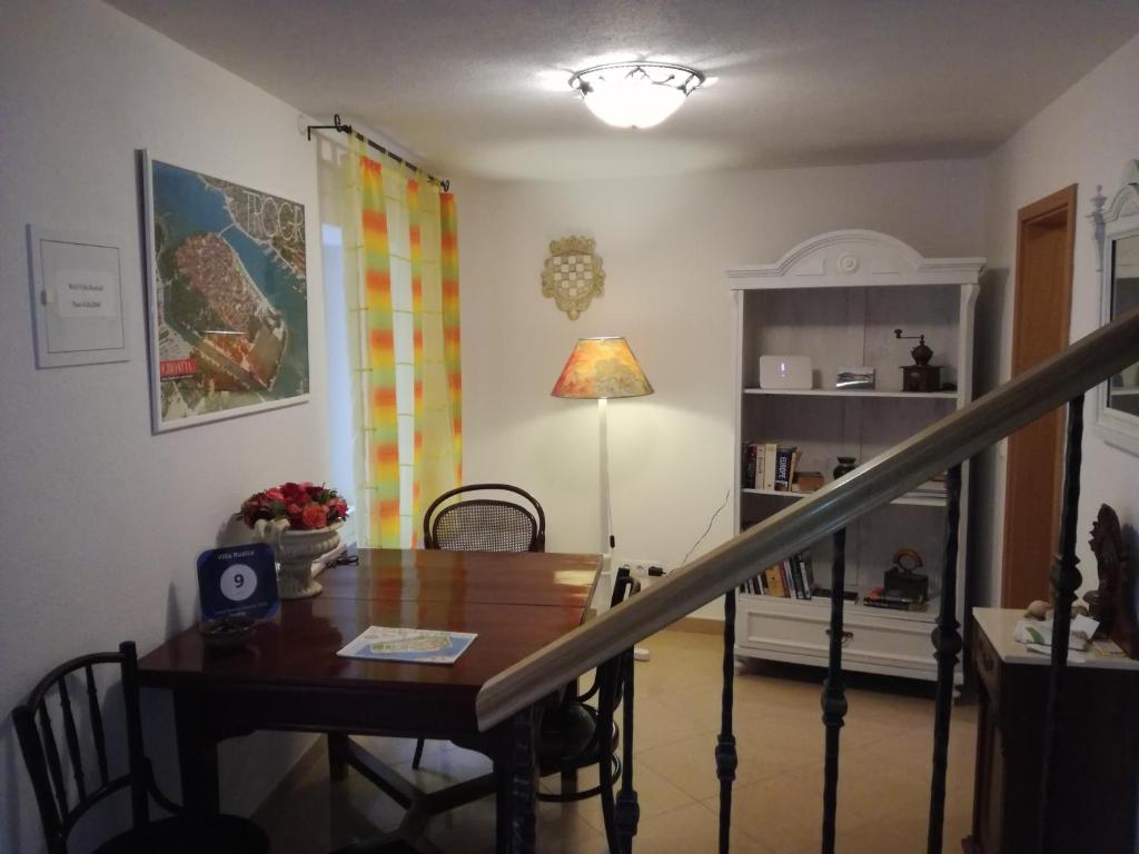 une salle à manger avec une table et une lampe dans l'établissement Villa Ruzica, à Trogir