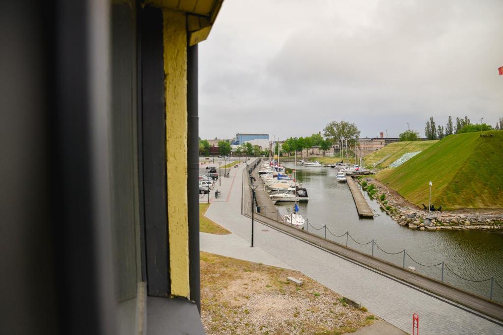 Výhled na řeku, která protéká v blízkosti hotelu