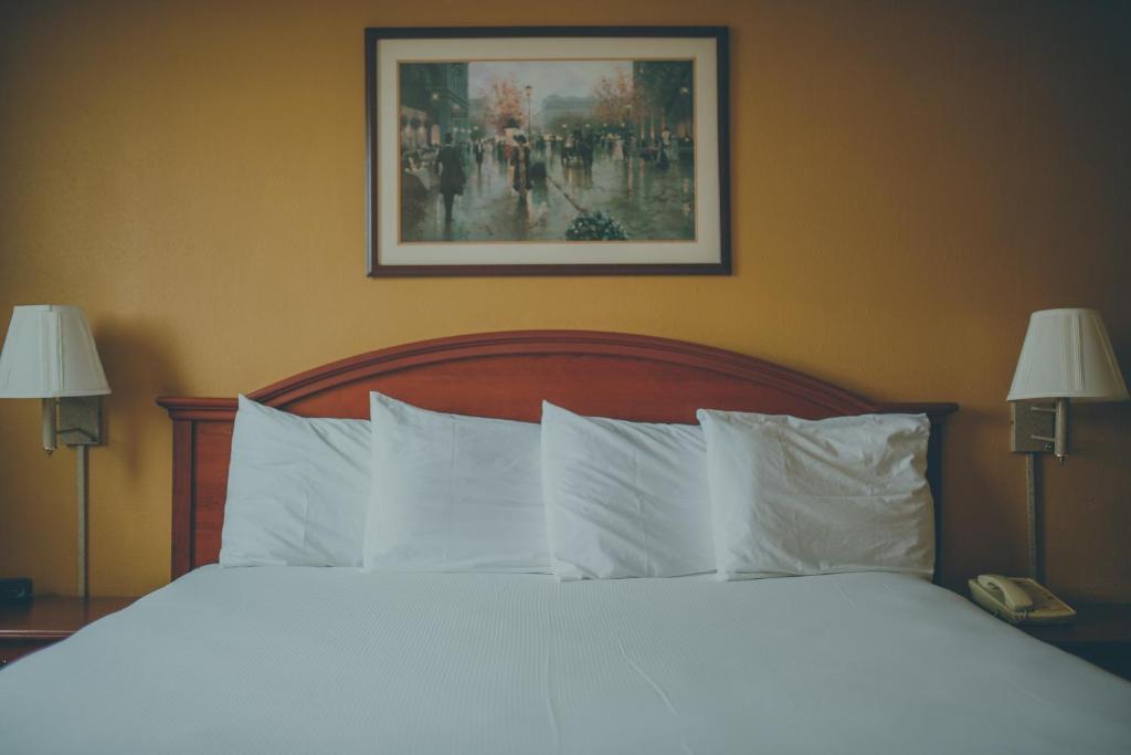 Gulta vai gultas numurā naktsmītnē The Hotel Ottumwa