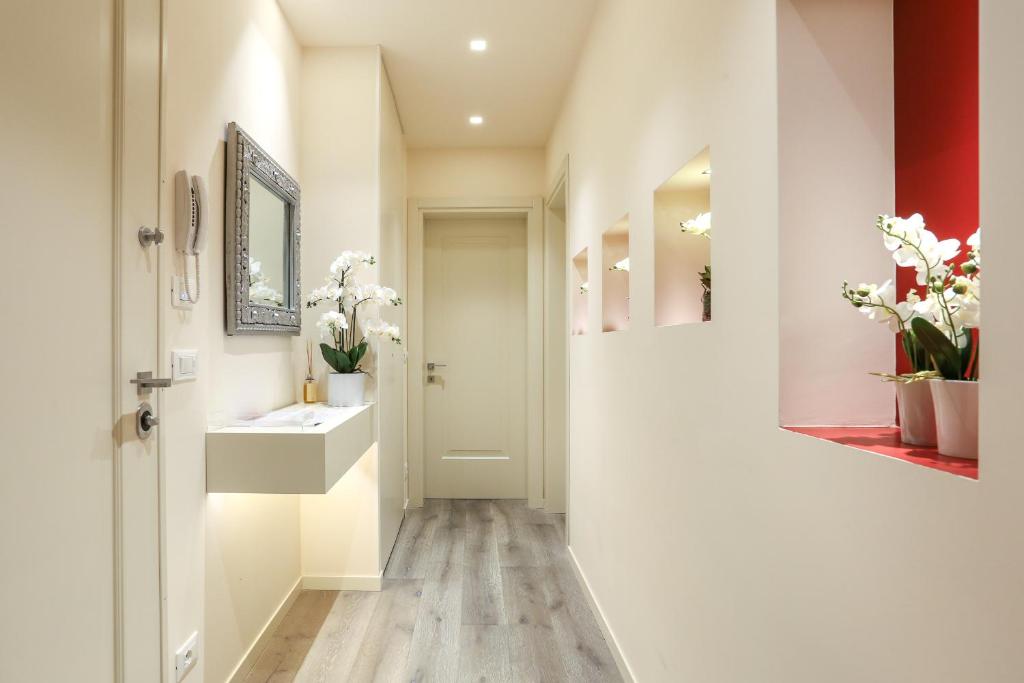 a hallway with a bathroom with a sink and a mirror at Rialto Suite 1602 in Venice