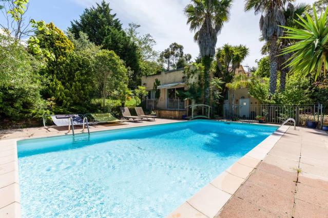 une grande piscine bleue en face d'une maison dans l'établissement Villa Trou Aux Biches, à Oletta