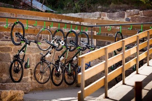 a group of bikes hanging on a fence at Apartamento Do Xurès in Maus de Salas