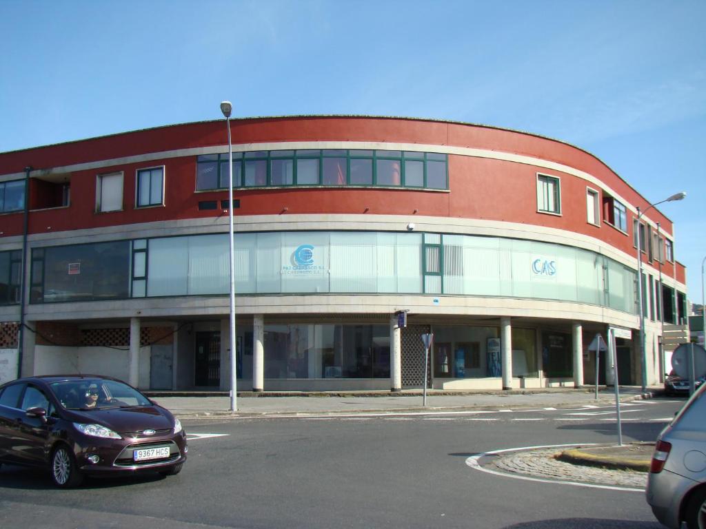 um carro estacionado em frente a um edifício em Apartamento Valle Inclán em Vilagarcia de Arousa