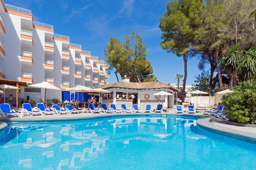 a pool at the resort with chairs and umbrellas at HSM Lago Park in Playa de Muro