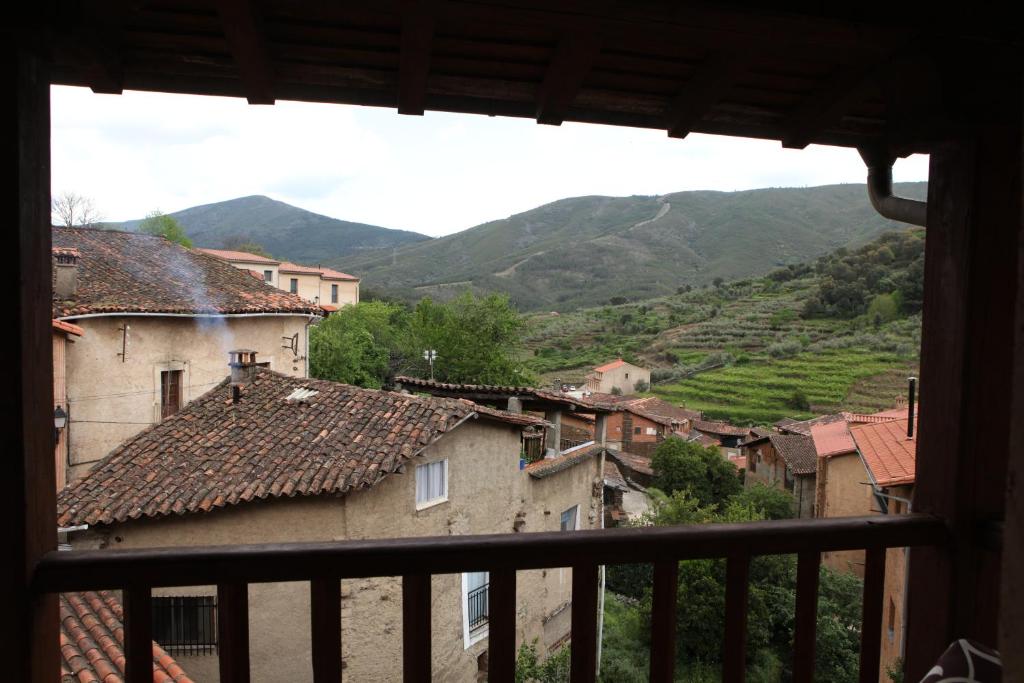 ロブレディージョ・デ・ガタにあるApartamentos Rurales La Solanaのバルコニーから町の景色を望めます。