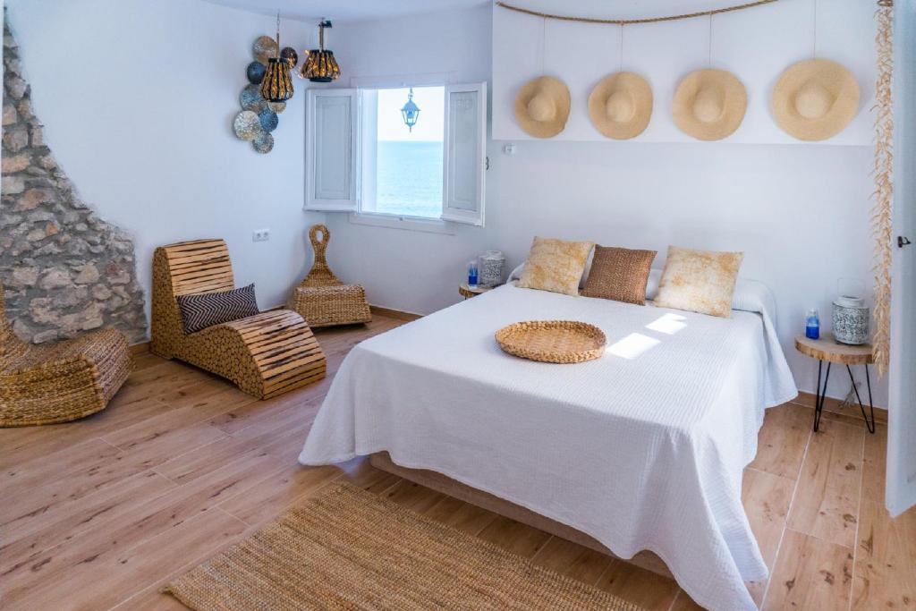 ein Schlafzimmer mit einem Bett mit einer weißen Decke in der Unterkunft Blancos Rooms Hotel in Peñíscola