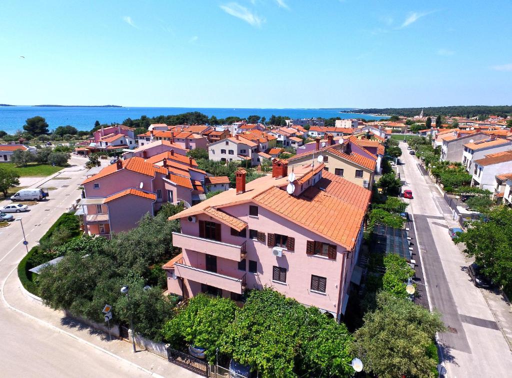 z góry widok na miasto z domami w obiekcie Apartments Mira 1293 w Fažanie