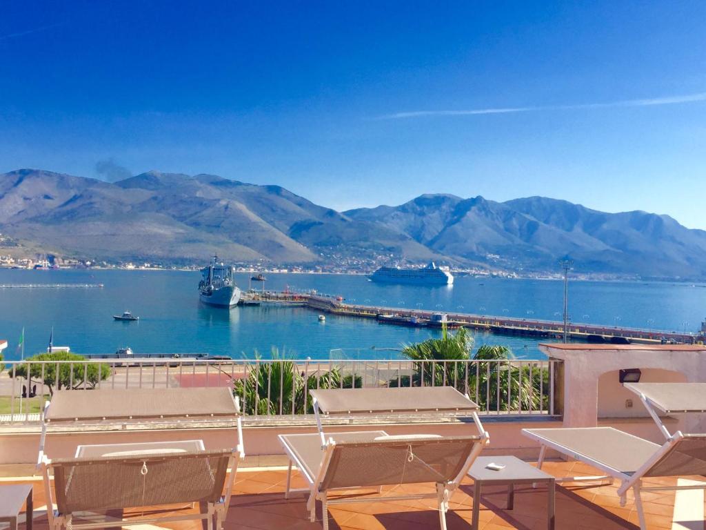 uma vista para um grande corpo de água com montanhas em Hotel Gajeta em Gaeta